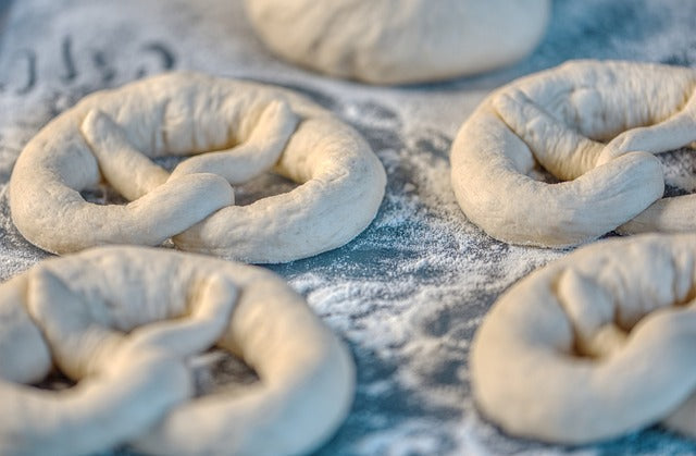 handgeschlungene Brezeln